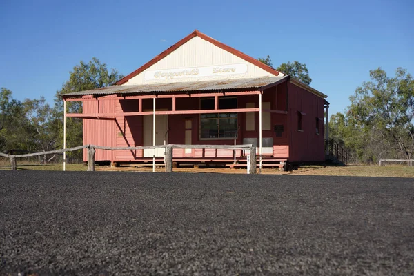 这家空荡荡的商店是澳大利亚昆士兰州克莱蒙特附近一座小型矿镇的最后一座剩余建筑 由木料和瓦楞铁制成 — 图库照片