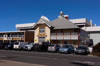 Queenslander tarzında inşa edilen tarihi eski Mackay Teknik Üniversitesi binası, şu anda teknik ve ileri eğitim kompleksinin (TAFE) ön tarafında park etmiş öğrenci araçlarıyla birlikte yer alıyor..
