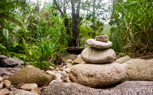 Person Passing Has Created Stack Balanced Zen Rocks Dry Creek — Stock Photo, Image