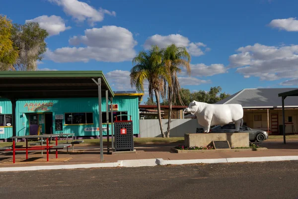 Estatua Gran Toro Blanco Aramac Queensland Occidental Australia Conmemorando Crujido — Foto de Stock