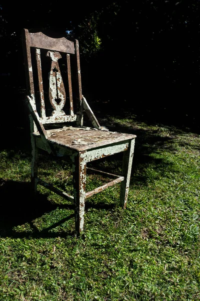 Ein Alter Hölzerner Küchenstuhl Mit Abblätternder Farbe Der Garten Zurückgelassen — Stockfoto