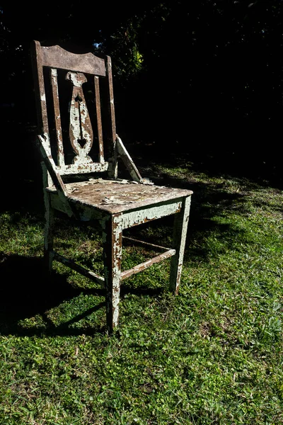 Una Antigua Silla Cocina Madera Vintage Con Pintura Pelada Abandonada — Foto de Stock