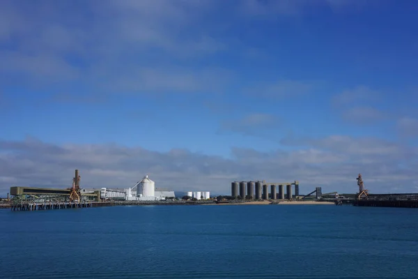 Industriella Kajer För Närvarande Tomma Fartyg Blå Vattnen Mackay Harbour — Stockfoto