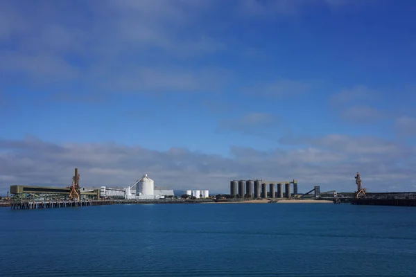 Quais Industriels Actuellement Vides Navires Dans Les Eaux Bleues Port — Photo