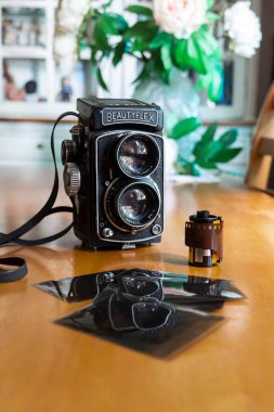 Klasik retro Beautyflex ikiz lens refleks kamerası eski negatifler ve ev ortamında film.