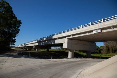 Avustralya, Queensland, Mackay 'daki Pioneer Nehri üzerindeki yeni güçlendirilmiş beton köprüye yaklaşır..