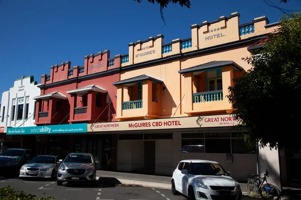 Street Scene Brightly Coloured Buildings Art Deco Facades Balconies Mackay — Stock Photo, Image