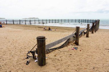 Ağlı bir sahil yüzme kabini insanları köpekbalıklarından, denizanalarından ve iğnelerden korur.