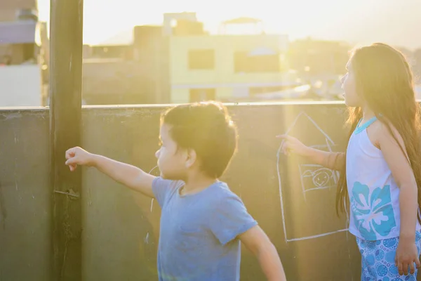 İleriyi gösteren küçük Latin kardeşler..