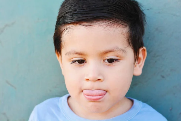 Küçük Latin çocuk dil egzersizi yapıyor..