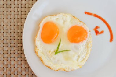 Geleneksel kahvaltı yumurta beyaz çanak - üstten görünüm üzerinde kızarmış