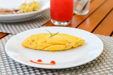 Kahvaltı - omlet beyaz çanak üzerinde