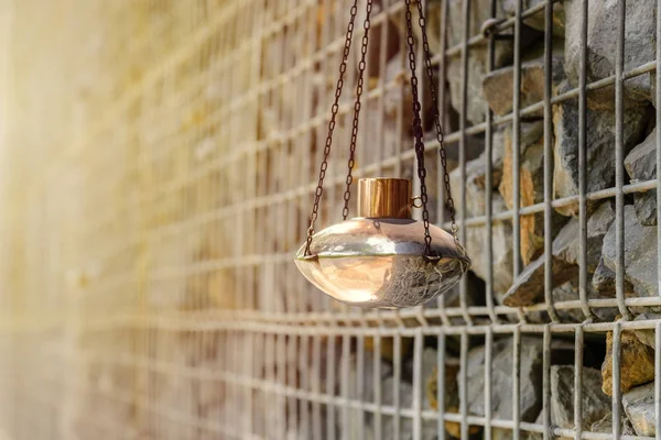 Kerosine Lamp Opknoping Met Gabion Rotswand Achtergrond — Stockfoto
