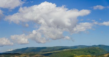 Güzel dağ manzarası ve güzel mavi gökyüzü ve bulut yaz güneşli çayırlar