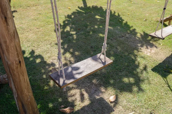 Empty Wooden Swing Hanging Large Tree Sunlight Garden — Stock Photo, Image