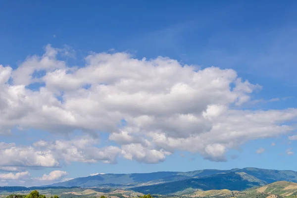 Schöne Berglandschaft Und Wiesen Mit Schönem Blauen Himmel Und Wolken — Stockfoto
