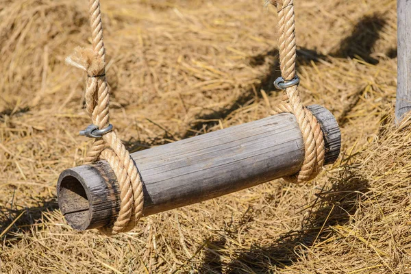 Nahaufnahme Leere Holzschaukel Die Einem Großen Baum Mit Sonnenlicht Hängt — Stockfoto