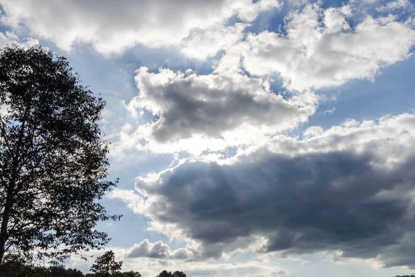 Sonra karanlık bulutlar güneş ışığı güzel ışınları.