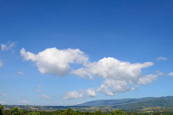Prachtige Berglandschap Weilanden Met Mooie Blauwe Hemel Cloud Zonnige Zomerdag — Stockfoto