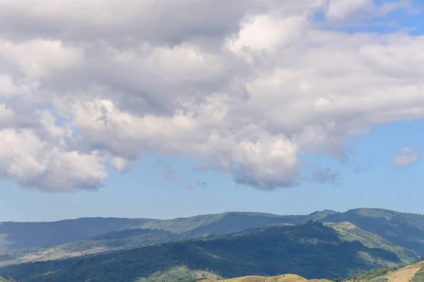 Prachtige Berglandschap Weilanden Met Mooie Blauwe Hemel Cloud Zonnige Zomerdag — Stockfoto