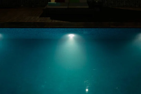 Oświetlenie Pod Wodą Basenie Nocy — Zdjęcie stockowe