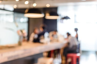 Office çalışma alanı, Toplantı genç iş adamları Grubu'nun bulanık. Kurumsal iş takım kavramı