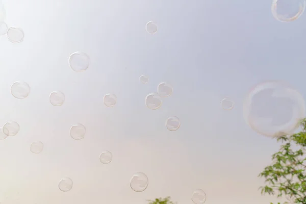 Bolhas Sabão Com Nuvem Céu Azul Fundo Atividade Livre Engraçado — Fotografia de Stock