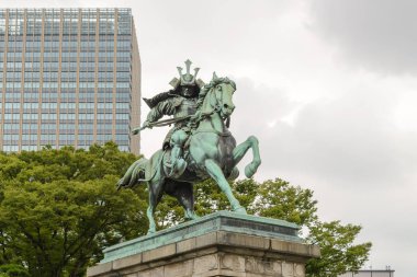 Büyük samurai Kusunoki Masashige, ünlü Japon samuray Tokyo, Japonya'da Tokyo İmparatorluk Sarayı dışında Doğu bahçesinde heykeli.