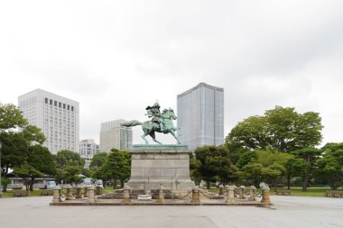 Büyük samurai Kusunoki Masashige, ünlü Japon samuray Tokyo, Japonya'da Tokyo İmparatorluk Sarayı dışında Doğu bahçesinde heykeli.