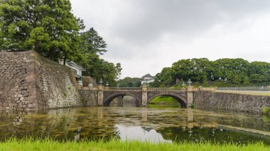 Hendek ve köprü - Tokyo İmparatorluk Sarayı alan Tokyo Chiyoda koğuşunda bulunan ve ana palace, Japonya dahil olmak üzere binalar içerir