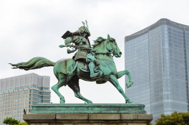 Büyük samurai Kusunoki Masashige, ünlü Japon samuray Tokyo, Japonya'da Tokyo İmparatorluk Sarayı dışında Doğu bahçesinde heykeli.