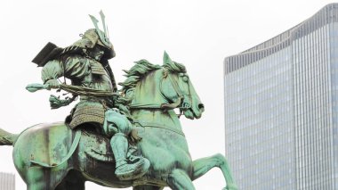 Büyük samurai Kusunoki Masashige, ünlü Japon samuray Tokyo, Japonya'da Tokyo İmparatorluk Sarayı dışında Doğu bahçesinde heykeli.