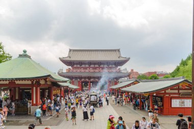 Tokyo, Japonya - Temmuz, 2018: Senso-ji Budist Tapınağı-'nda çok sayıda turistin Asakusa bölgesinde bulunan. Senso-ji Tapınağı, Asakusa ve Japonya'nın en ünlü tapınaklardan sembolüdür
