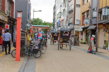Tokyo, Japonya-Temmuz 2018: ünlü richshaws turist taşıyan sürücü tarafından tahrik Senso-ji Tapınağı yakınında. Asakusa semtinde yer alan