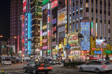 Shinjuku, Tokyo - Temmuz 2018: Ünlü gece hayatı Shinjuku çevrede. Geceleri aydınlatılan sokak.