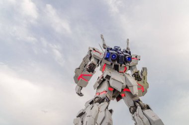 Tokyo, Japonya - Temmuz 2018: Gerçek-tek boynuzlu at Gundam Rx-0 ayakta dalgıç City Tokyo Plaza Binası önünde boyutunu görünümünü geri dönüm noktası Odaiba, Tokyo, Japonya - gece zaman olduğunu