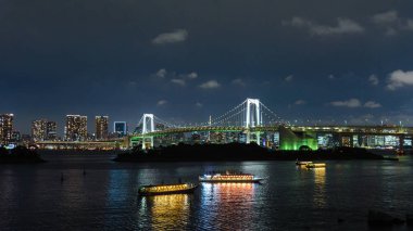 Gökkuşağı Köprüsü ve Tokyo Körfezi Panoraması görünümüyle cityscape gece, Odaiba, Japonya