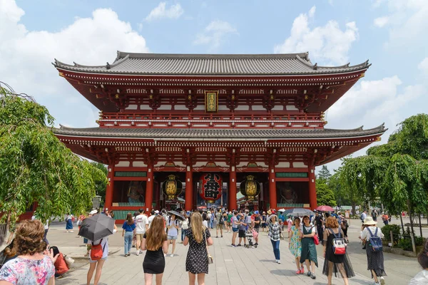 Tokio Japonia Lipca 2018 Wielu Turystów Buddyjskiego Rozciągacza Senso Położony — Zdjęcie stockowe