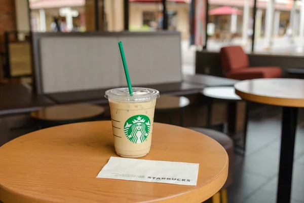 Tokyo, Japonya - Temmuz 2018: Buzlu latte kahve grande boyutu Starbucks kahve Shisui Premium Outlet, Narita, Tokyo, Japonya ahşap tablo