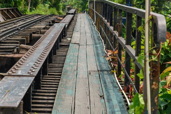 Dřevěný Chodník Straně Železniční Most Přes Průplav Thajsku — Stock fotografie