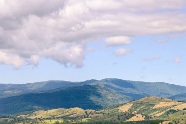 Güzel dağ manzarası ve güzel mavi gökyüzü ve bulut yaz güneşli çayırlar
