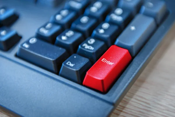 Bilgisayar Klavye Kırmızı Düğme Ile Close Seçilen Odak Girmek Düğme — Stok fotoğraf