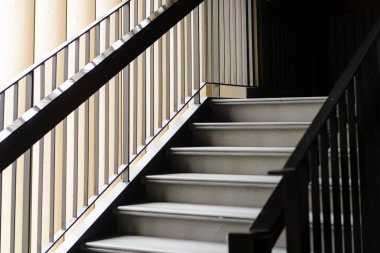 Boş Modern merdiven beton ve doğal ışık, merdiven modern binada - koyu tonu ile siyah çelik küpeşte