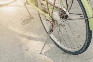 Beton yol üzerinde bisiklet bölümü-Bisiklet duran Close-up