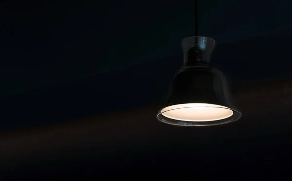 Moderne Lamp Opknoping Van Het Plafond Met Kopie Ruimte Donkere — Stockfoto