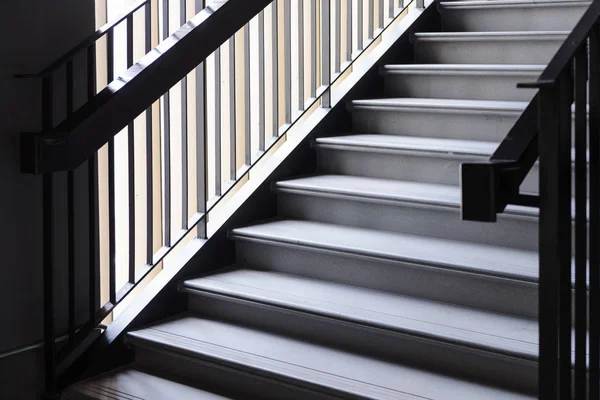 Άδειο Σύγχρονη Τσιμεντένια Σκάλα Και Μαύρο Κιγκλίδωμα Χάλυβα Φυσικό Φως — Φωτογραφία Αρχείου