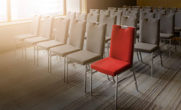 Jedna Červená Židle Liší Ostatních Prázdné Konferenční Místnosti — Stock fotografie