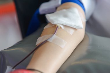 Kan alma ve lastik top elinde tutan Asya erkek sağ kolunu kapatın. Sağlık ve hayır. Kan nakli kan bağışı. Dünya kan donör günü