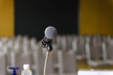 Tablo boş seminer veya konferans Oda arka planını bulanık soyut üzerinden mikrofon