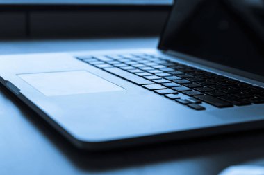 Laptop klavye kopya alanı ile Close-up. Web tasarım ve teknoloji kavramı. Mavi tonu